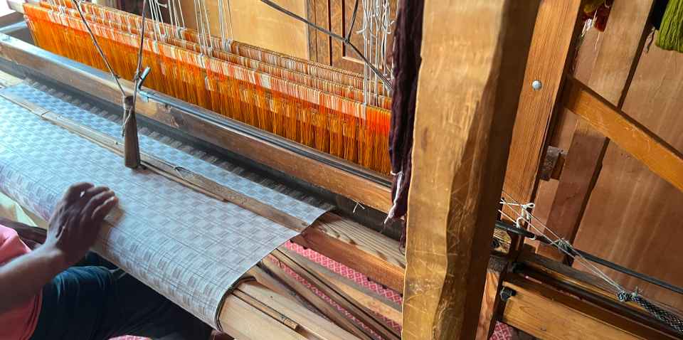 Hand Weaving the Shawl