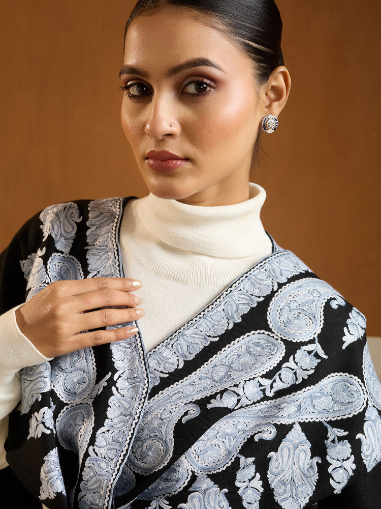 ImageMiro Paisley Ari Emb Wool Poncho – Silver, Black