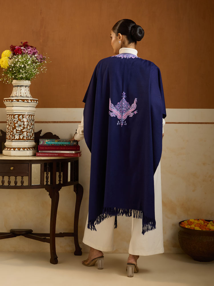 ImageSela Paisley Ari Emb Wool Poncho – Orchid, Navy