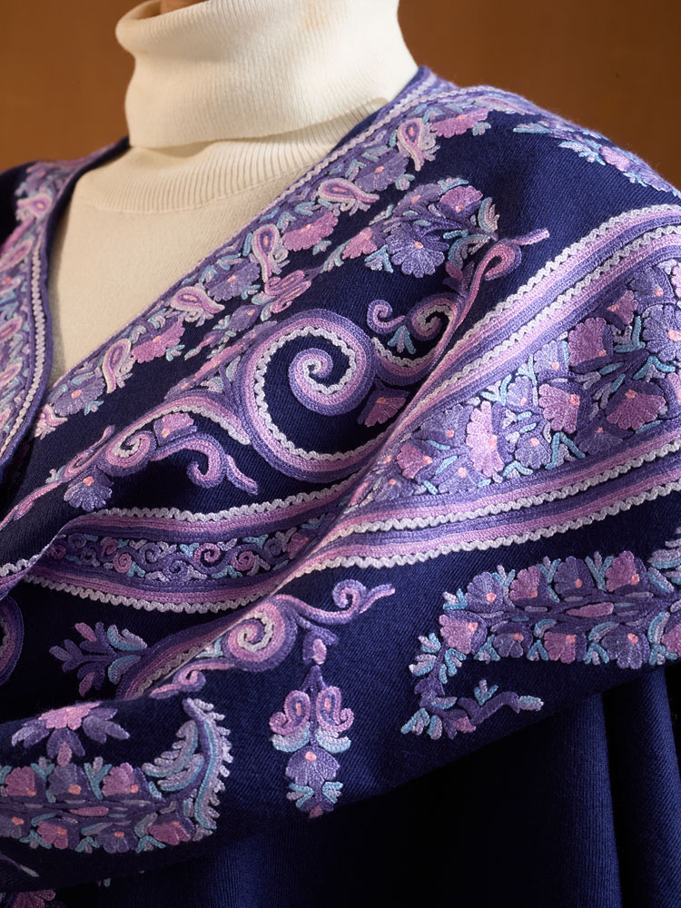 ImageSela Paisley Ari Emb Wool Poncho – Orchid, Navy