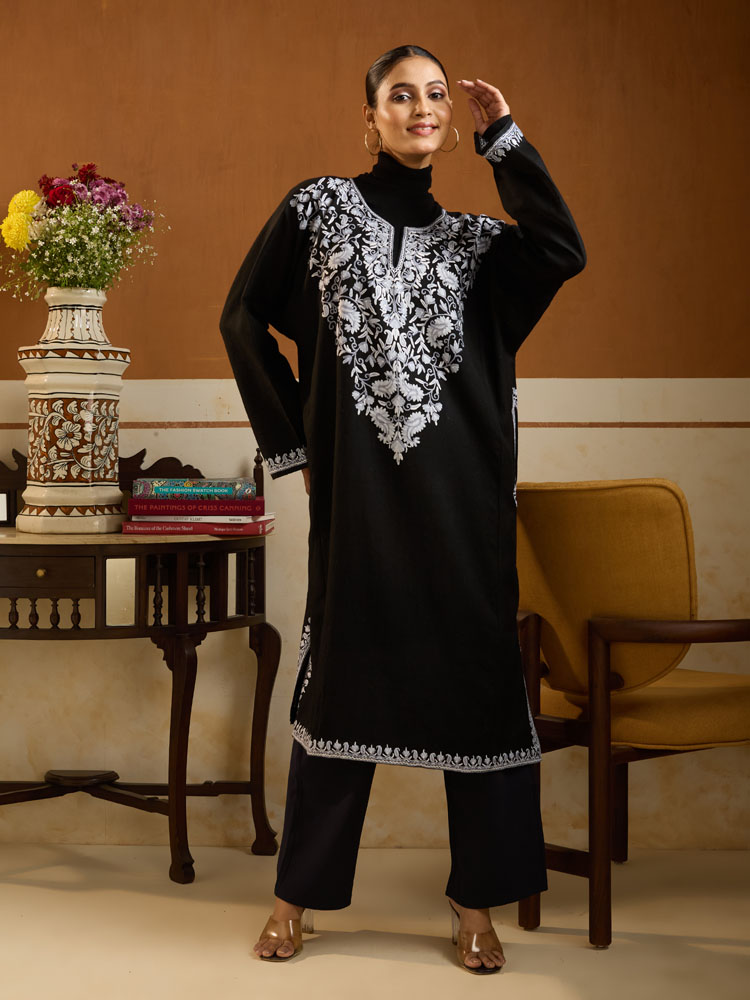 ImageEira Paisley Ari Wool Phiran – Black & White