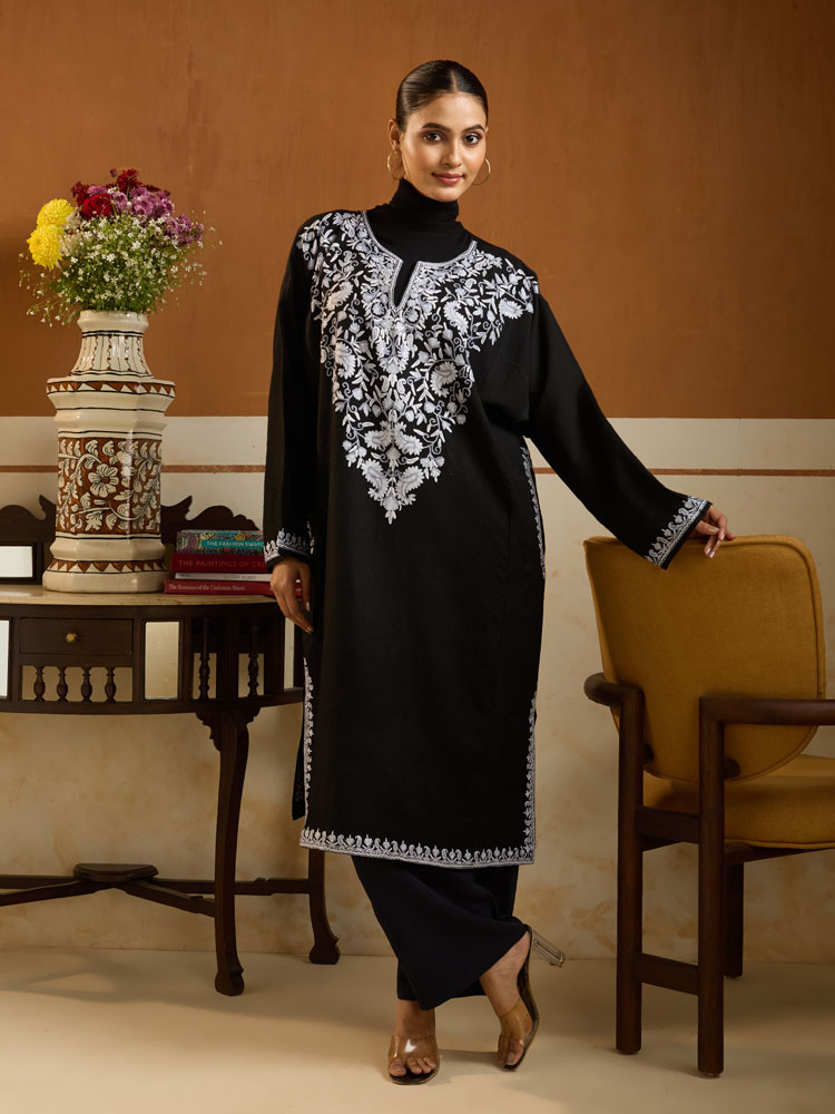 ImageEira Paisley Ari Wool Phiran – Black & White