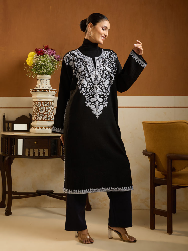 ImageEira Paisley Ari Wool Phiran – Black & White