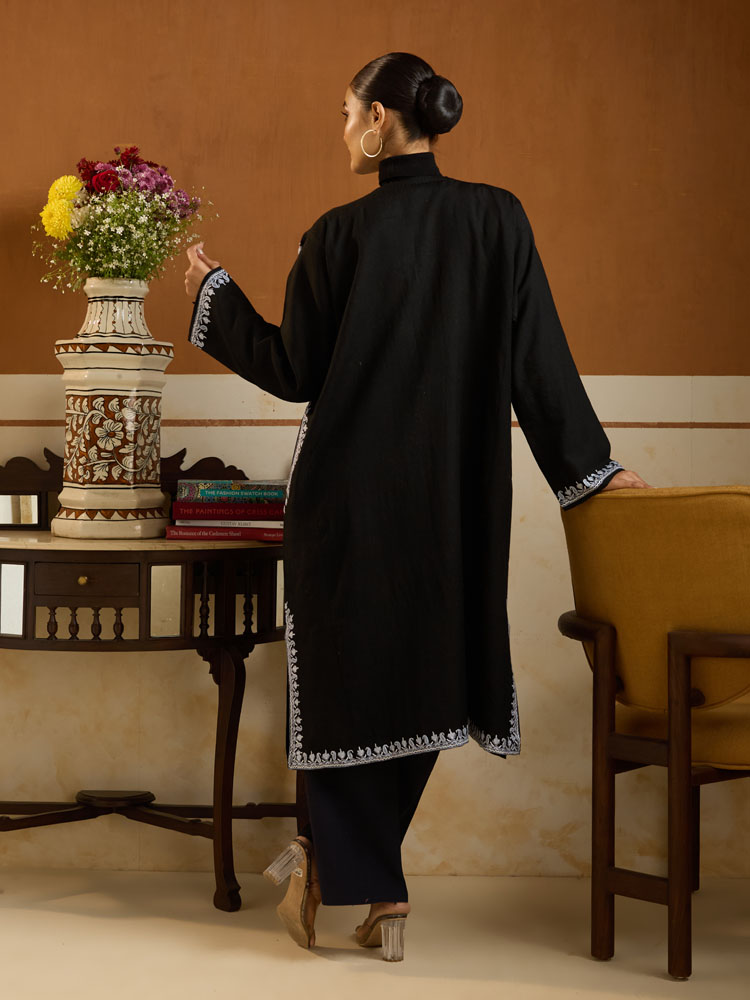 ImageEira Paisley Ari Wool Phiran – Black & White