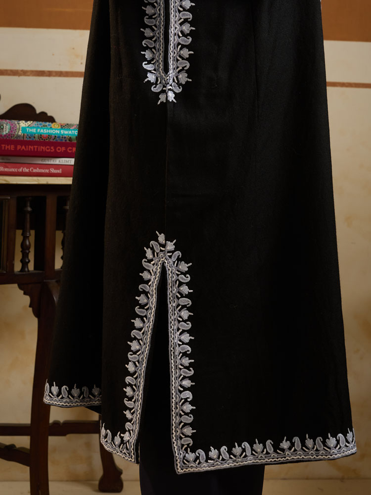 ImageEira Paisley Ari Wool Phiran – Black & White