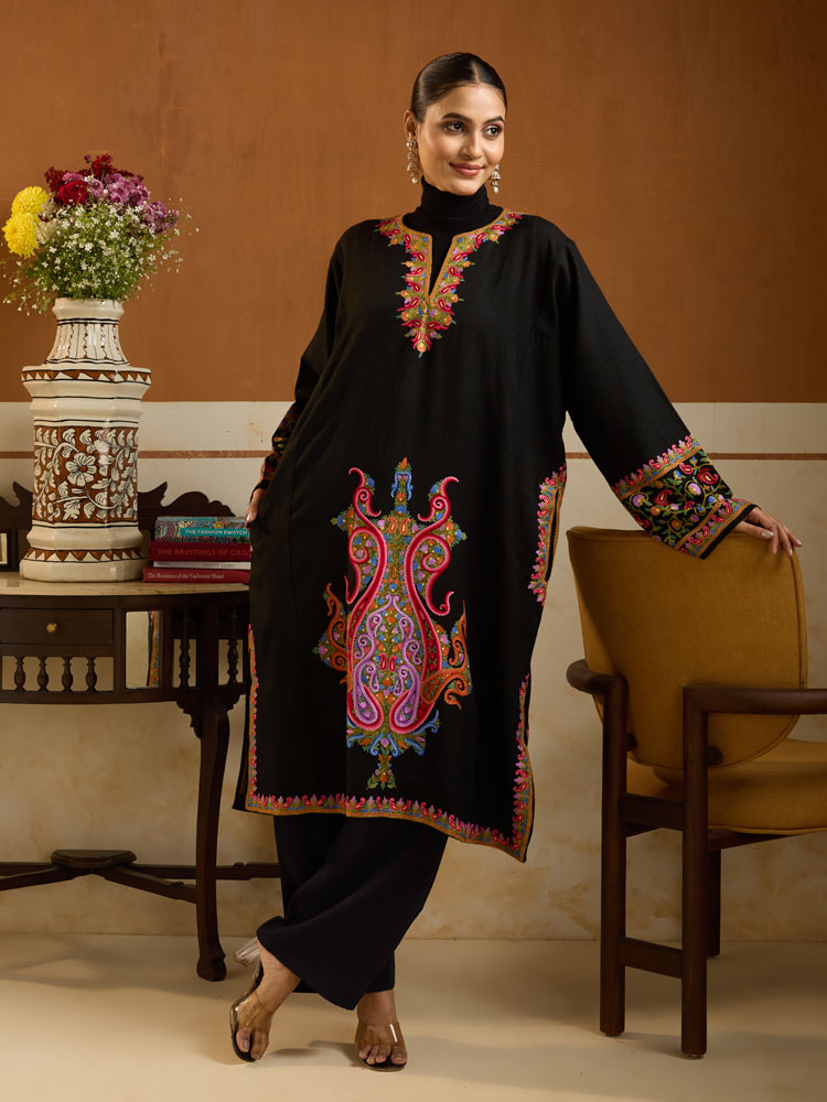 ImageAurielle Paisley Ari Wool Phiran – Medina Multi