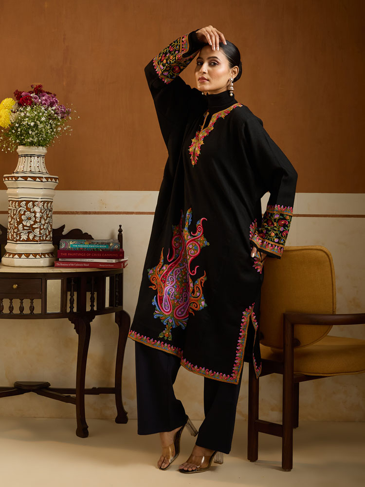 ImageAurielle Paisley Ari Wool Phiran – Medina Multi