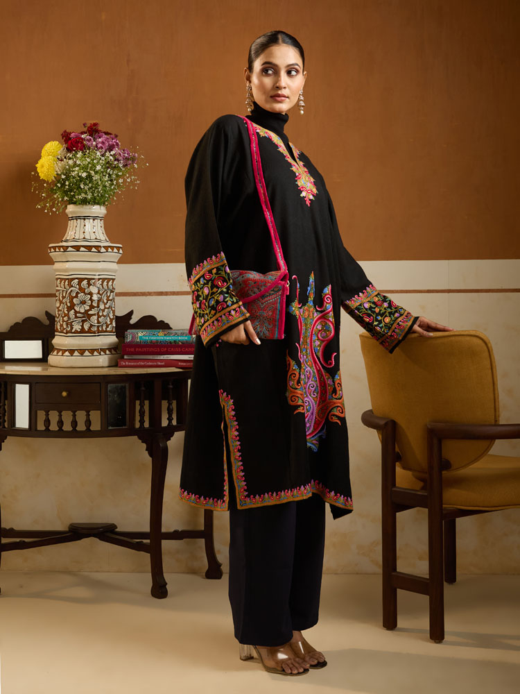 ImageAurielle Paisley Ari Wool Phiran – Medina Multi