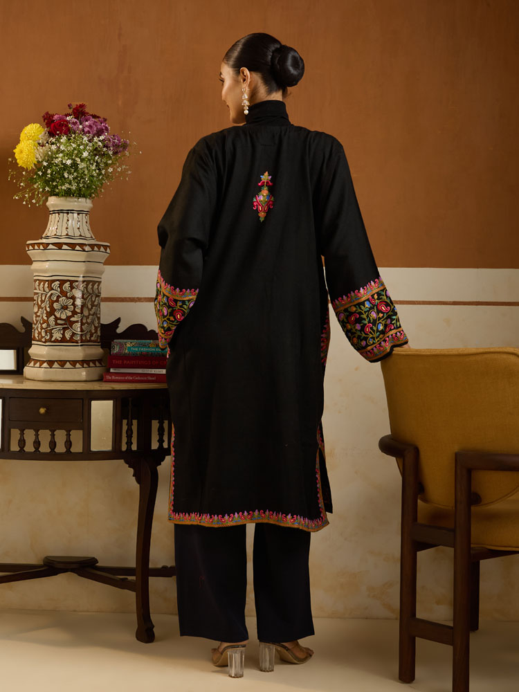 ImageAurielle Paisley Ari Wool Phiran – Medina Multi