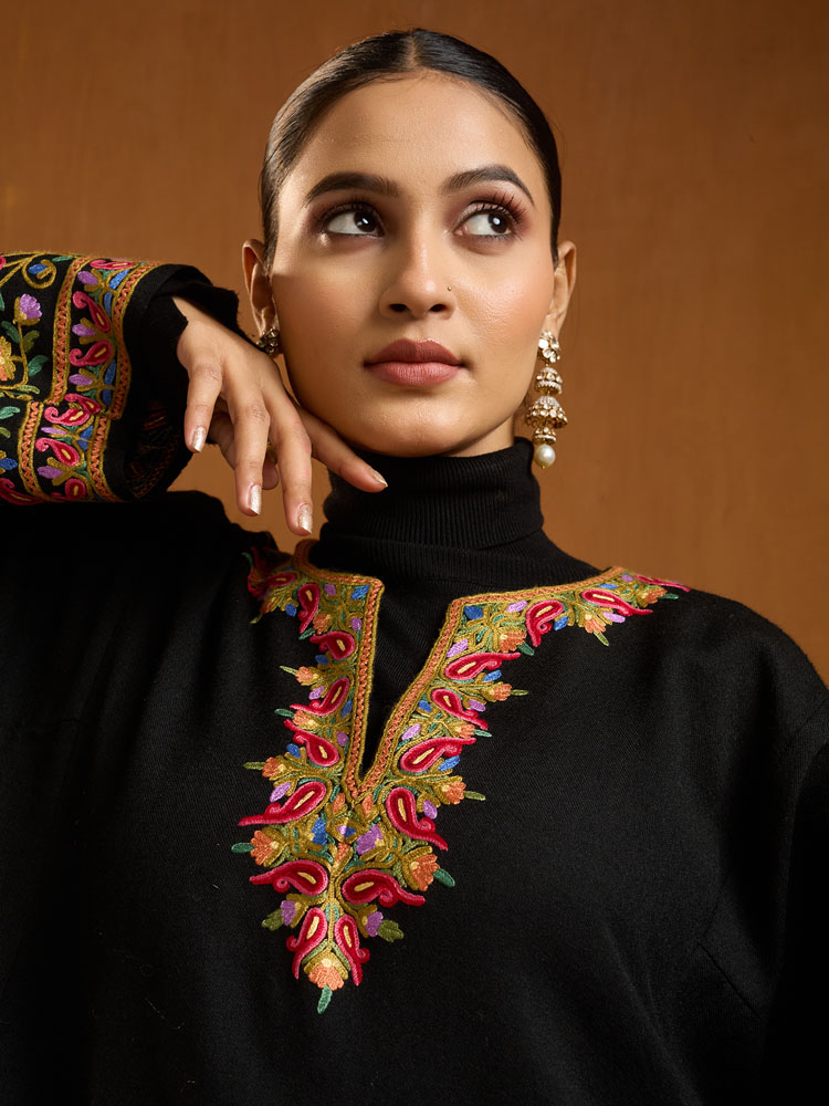 ImageAurielle Paisley Ari Wool Phiran – Medina Multi