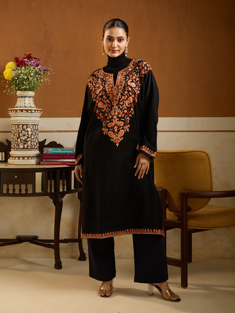 ImageEira Paisley Ari Wool Phiran – Rust, Black