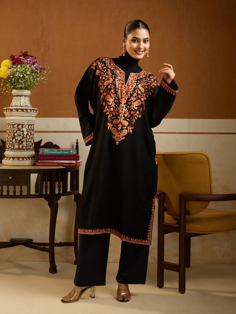 ImageEira Paisley Ari Wool Phiran – Rust, Black