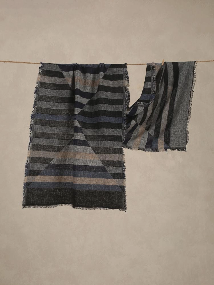 ImageRuna Lambswool Stole – Black, Grey