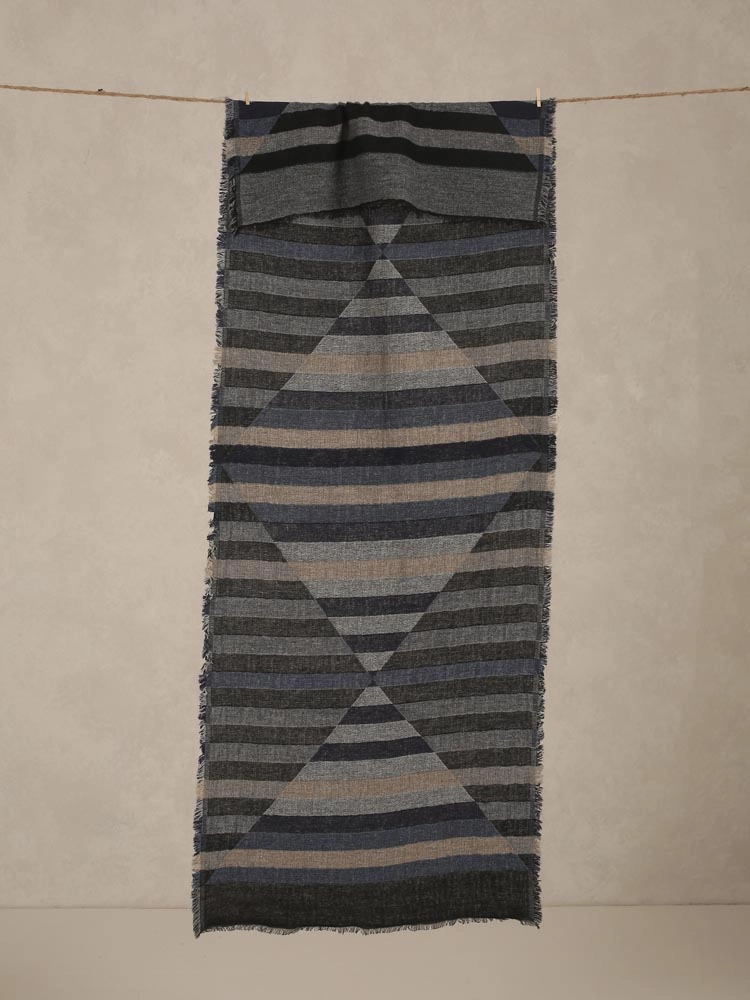 ImageRuna Lambswool Stole – Black, Grey